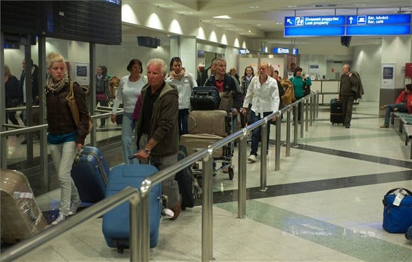 Hazaérkező magyar turisták: nem sokat érzékeltek az egyiptomi zavargásokból