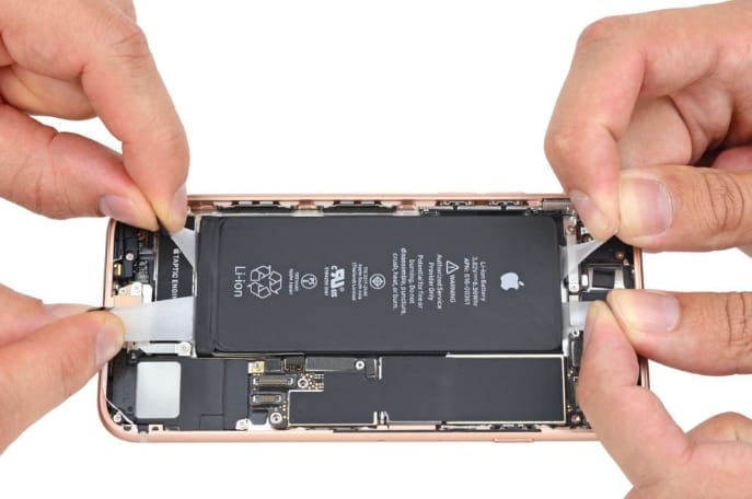 Ráijeszt a felhasználókra az Apple, ha nem velük cseréltetik az iPhone akkumulátorát