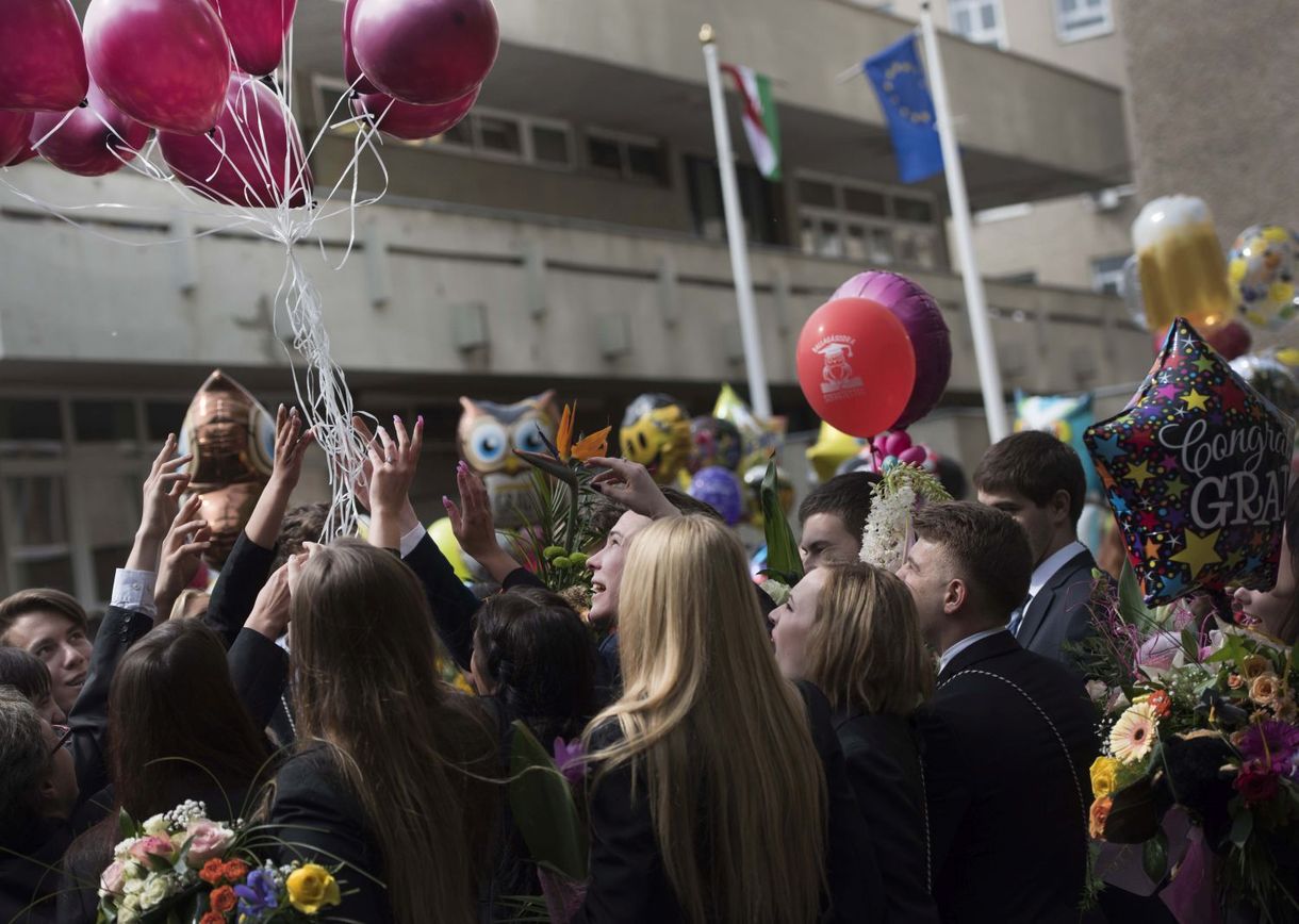 Kevés vendéggel, az udvaron tartják meg a 