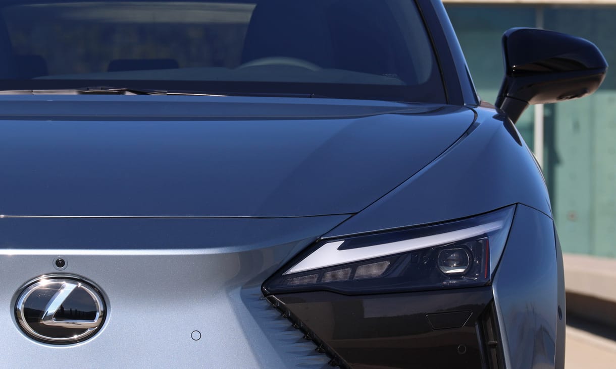 Magyarországon a Lexus első igazi villanyautója
