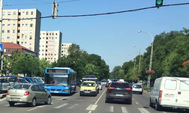 Budapesti életkép: mit keres forgalommal szemben a zebrán egy Thalia?