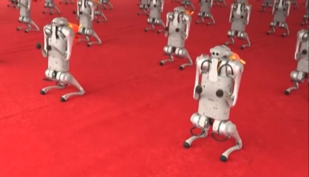 Videón, ahogy egyszerre pitizik több tucat robotkutya
