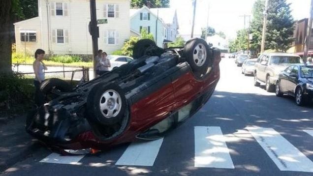 Már az első úton tetőre borított egy Hondát a tanulóvezető - videó