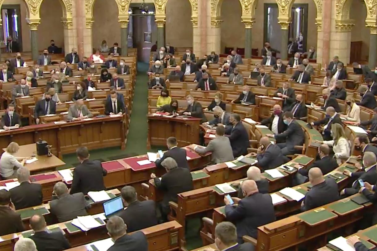 Elfogadta a parlament a civiltörvény visszavonását