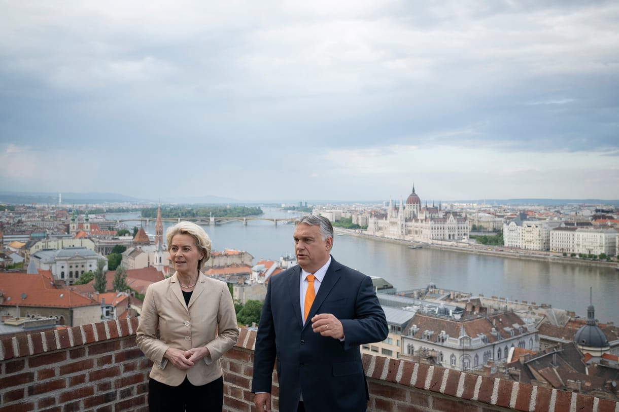 Spiegel-értesülés: Von der Leyen próbál kiegyezni az autokrata Orbánnal