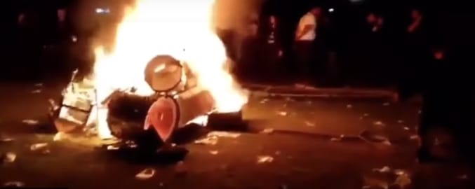 Törölték a Slipknot koncertjét, a dühös rajongók gyújtogatni kezdtek a színpadon