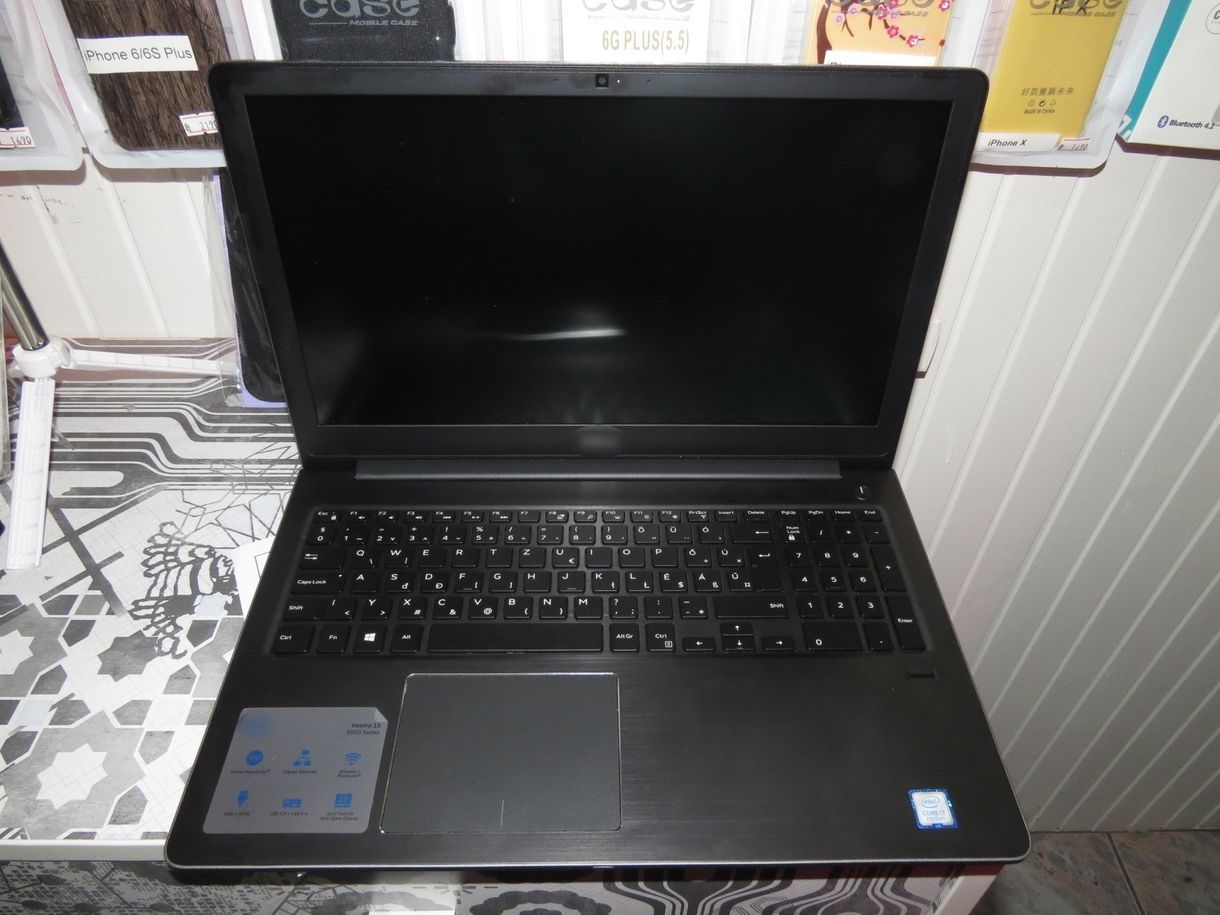 Úgy csalt ki laptopot, bort, poharakat üzletektől egy férfi, hogy államtitkárnak hazudta magát