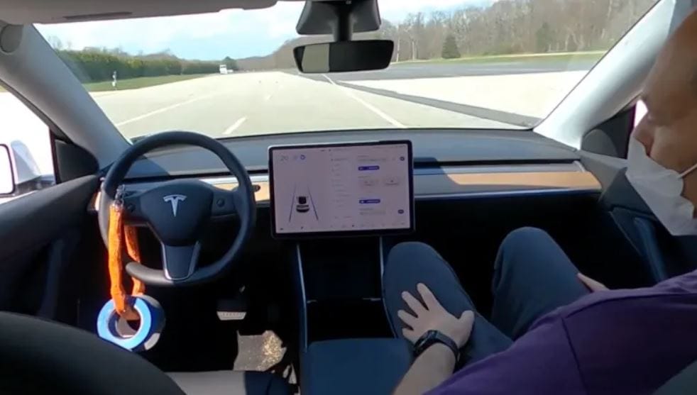 Két tekercs kormányra akasztott szigetelőszalaggal iktatták ki a Tesla Autopilot védelmi rendszerét – videó
