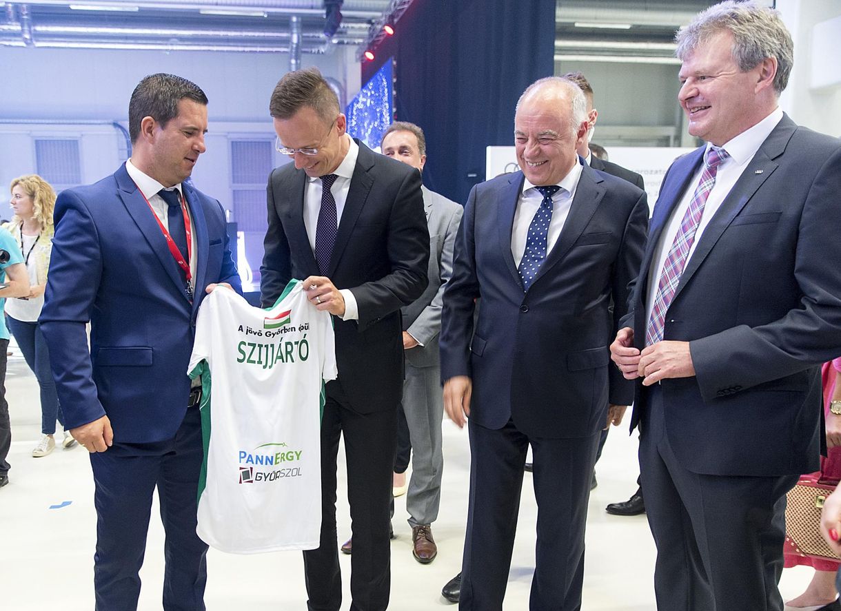 A szülinapos kisgyerekek nem örülnek úgy az ajándéknak, mint Szijjártó az új mezének - fotó