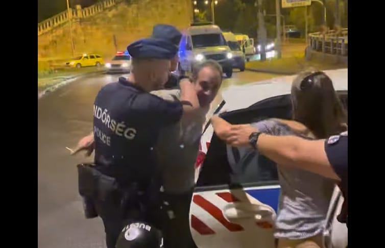 Kiengedték a Kutyapárt társelnökeit a rendőrök, miután Kovács Gergelynél házkutatást is tartottak