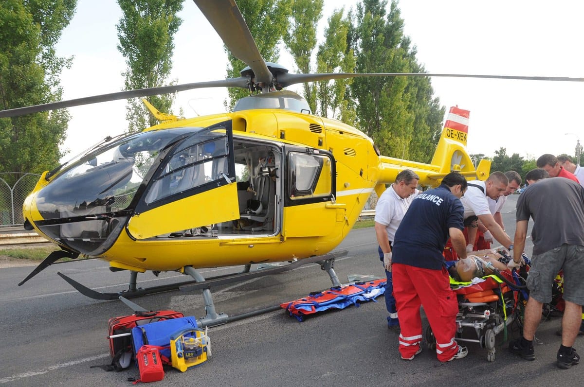 Mentőhelikopterrel vittek el egy vonatról leugró nőt