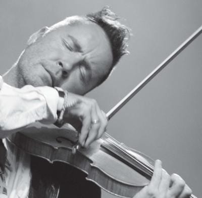 A Virtuózokkal zenél Nigel Kennedy