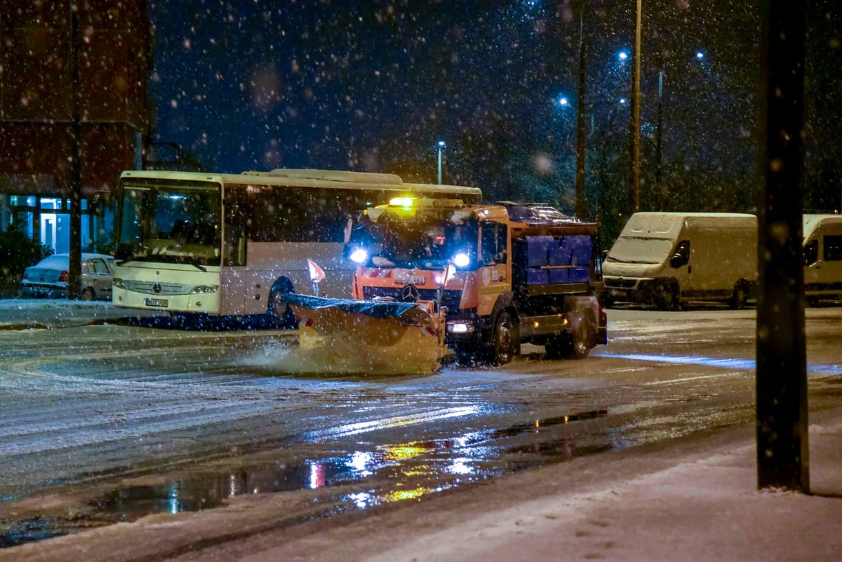 Több mint félszáz géppel készül a főváros a várható havazásra