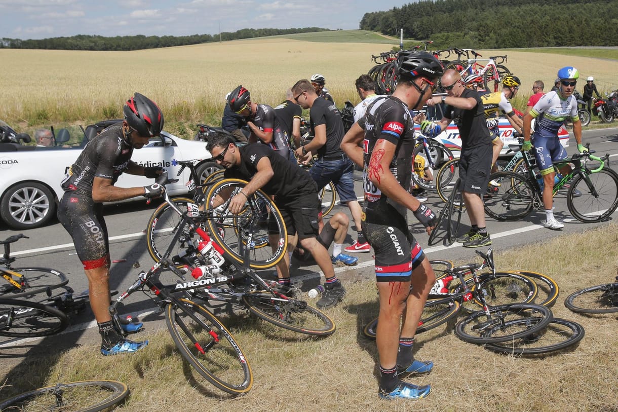 Heten adták fel a Tour de France-ot az óriási bukás után