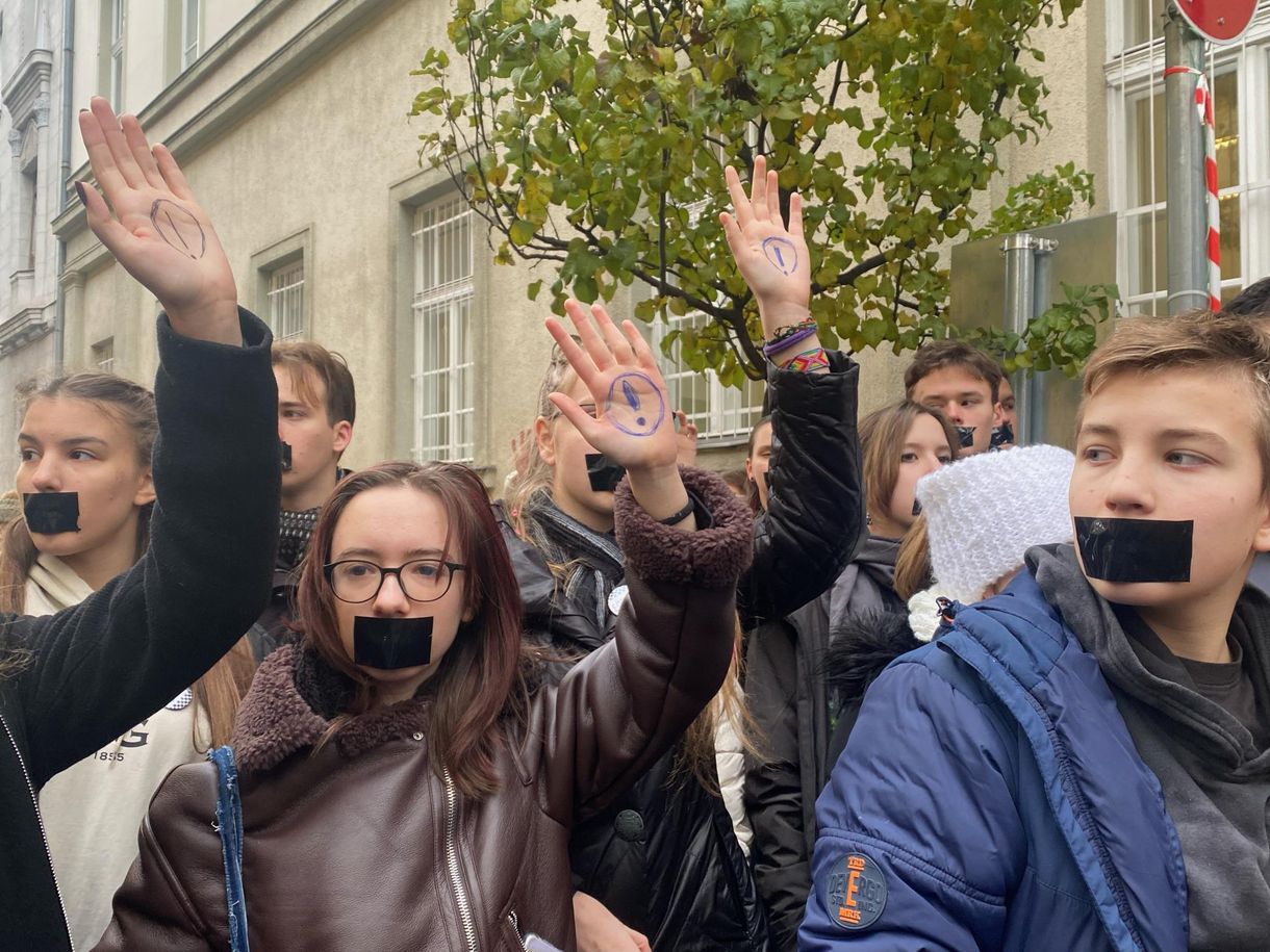 A BM azt sugalmazza a kérdőívében, hogy a tanárok bujtogatják a diákjaikat a kiállásra