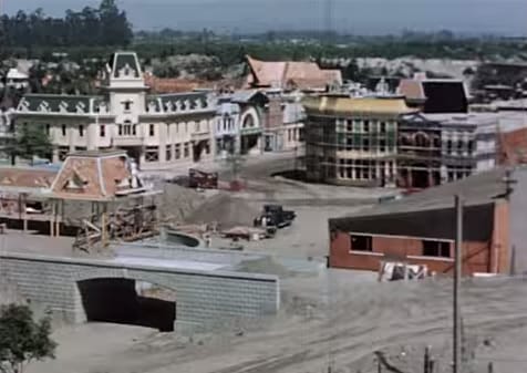 Így épül fel Disneyland mindössze 1 perc alatt – archív timelapse videó