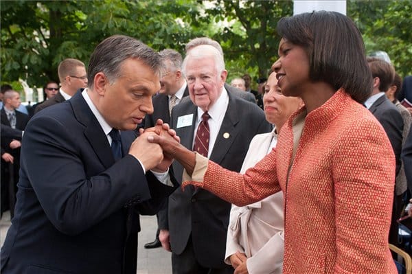 Újabb kézcsókos fotók Orbán Viktorról