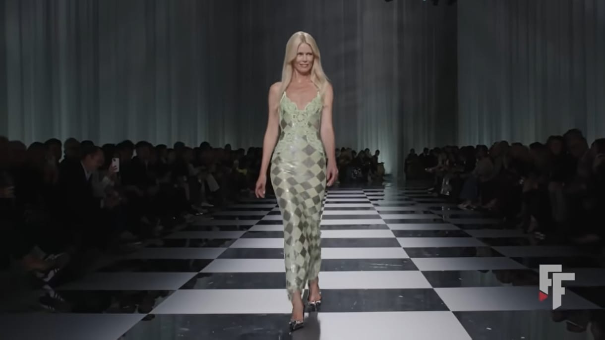 21 évvel a visszavonulása után ismét a kifutóra lépett Claudia Schiffer