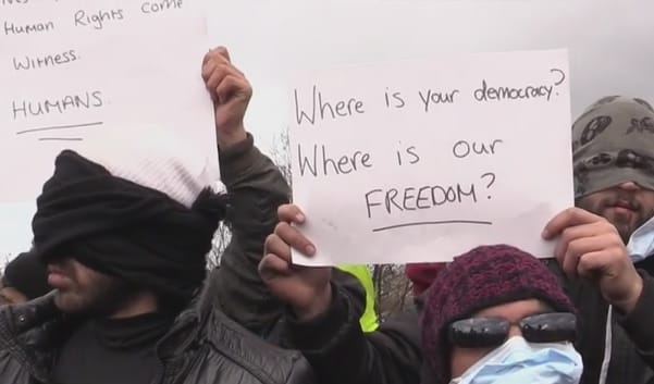 Összevarrt szájjal tüntettek Calais-ban a menekültek – videó