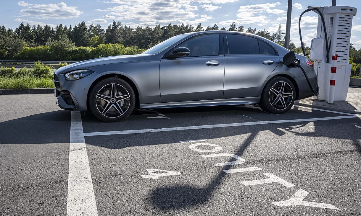Magyarországon a zöld rendszámos új Mercedes C-osztály