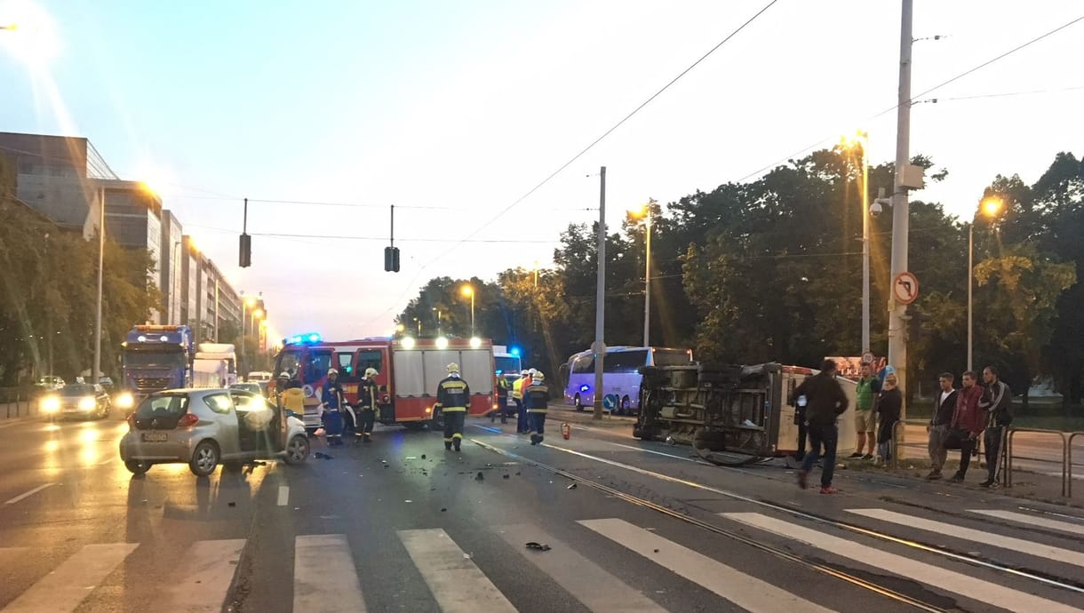 Karambol miatt nem jár az 1-es villamos – fotók