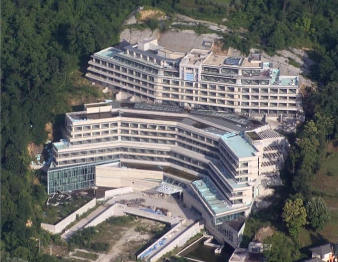 Mozgolódik a hivatal a 17 éve készülő visegrádi luxushotel ügyében