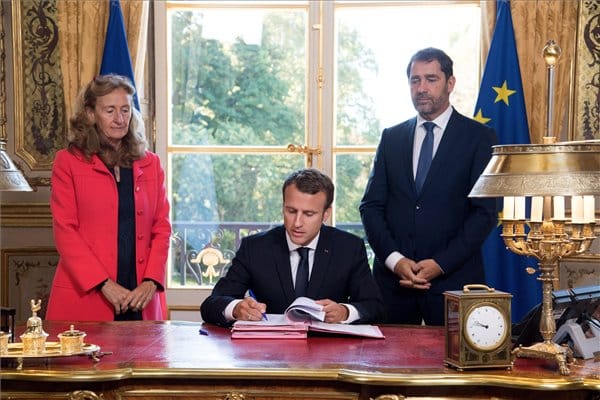 Macron ellesett egy ötletet az amerikaiaktól és élő adásban megcsinálta