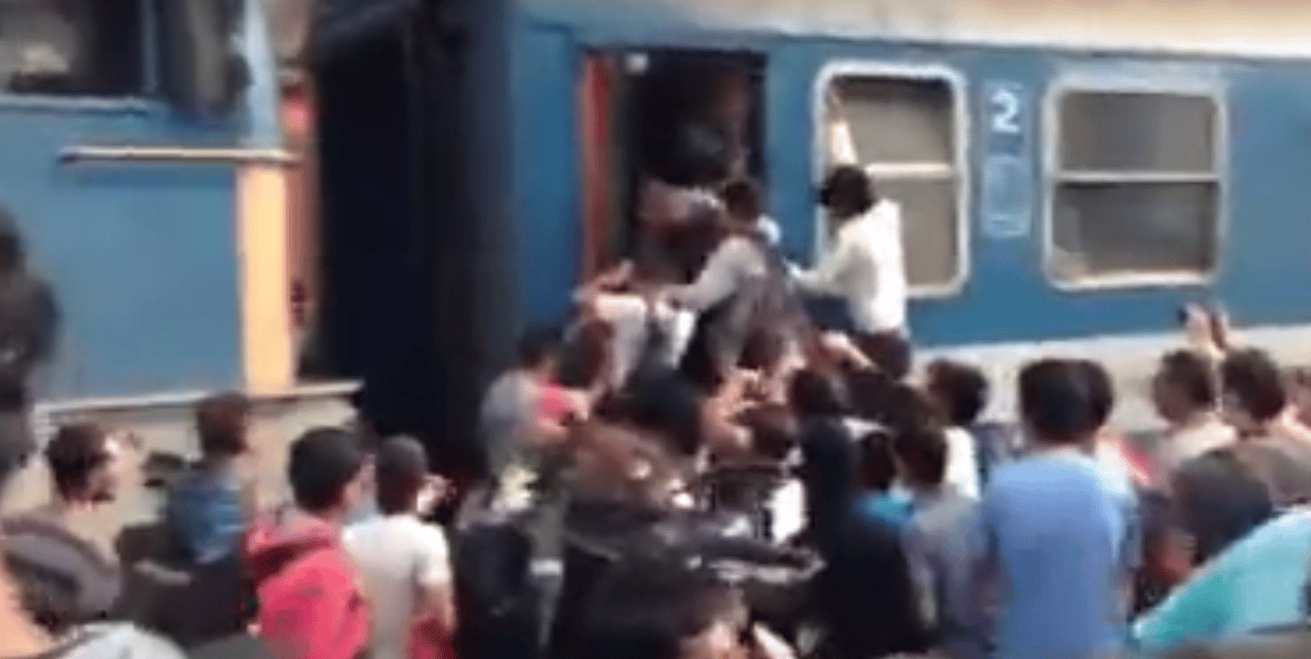 Videó: Rászabadultak a menekültek a Keletiben álló vonatokra