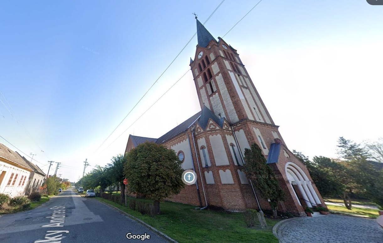 Templomfalnak rohant egy autó Baján