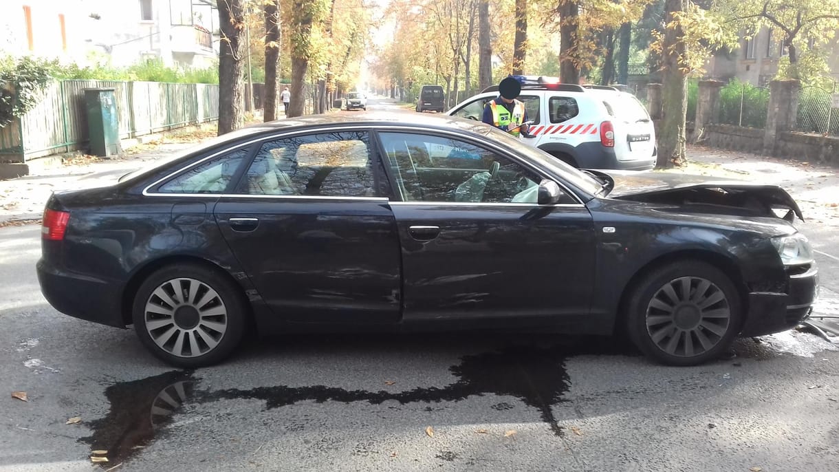 Volvo és Audi csattant Budapesten, feje tetején állt meg a Volvo