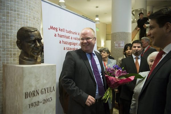 Szobrot kapott Horn Gyula az MSZP-székházban