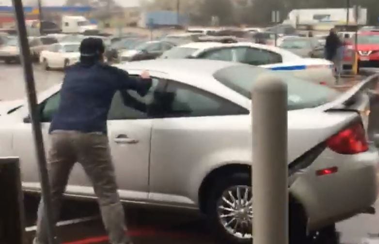 Videó: parkolóban őrült meg egy autós, rommá törte a kocsiját