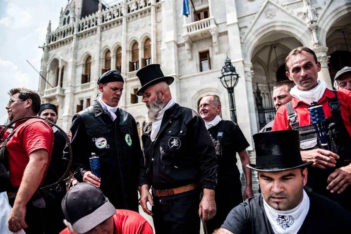 Kéményseprők tüntettek hétfőn a Parlament előtt - fotók