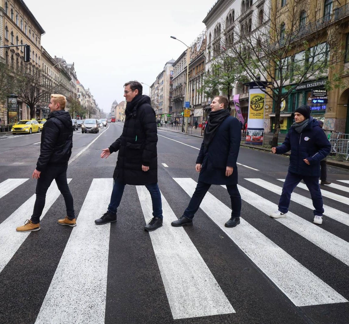 „Főpolgármesteri Abbey Roaddal” avatták fel az új zebrát, a propaganda megtalálta a hibát