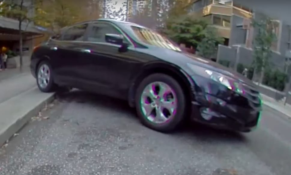 Ártatlan parkolásnak indult, borulásos baleset lett belőle – videó