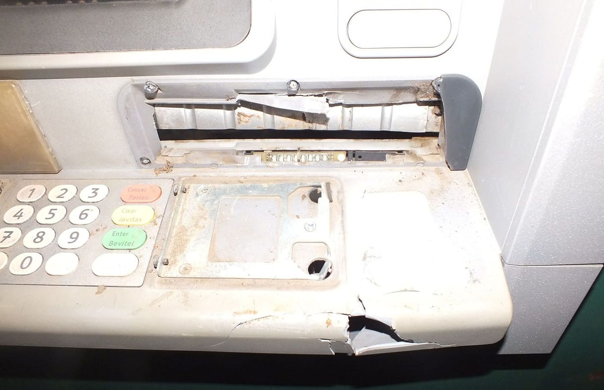 Vasrúddal próbáltak pénzt szerezni egy nyíregyházi ATM-ből