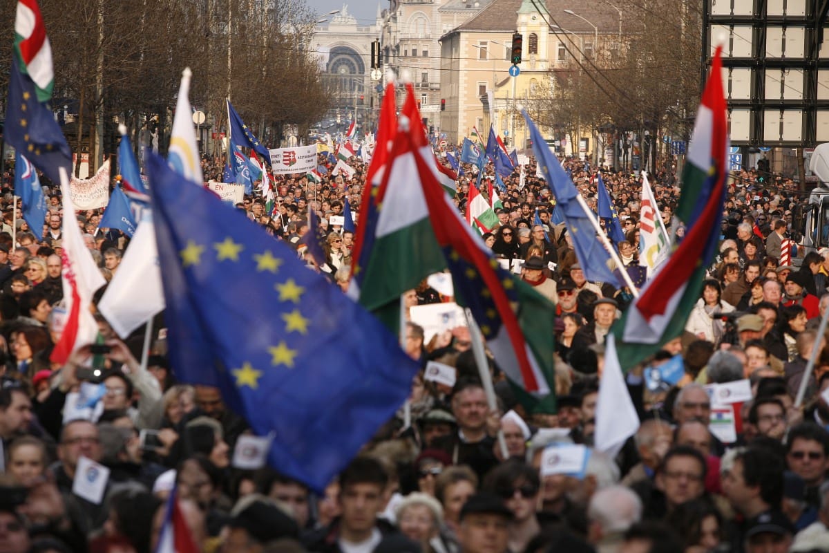 Büki Zoltánék mégis tüntethetnek Orbánék közelében, meglepetéssel készülnek