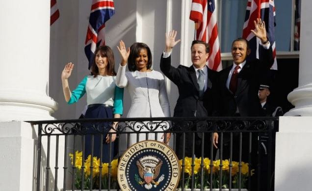 Erkélyjelenetben Obama és a first lady