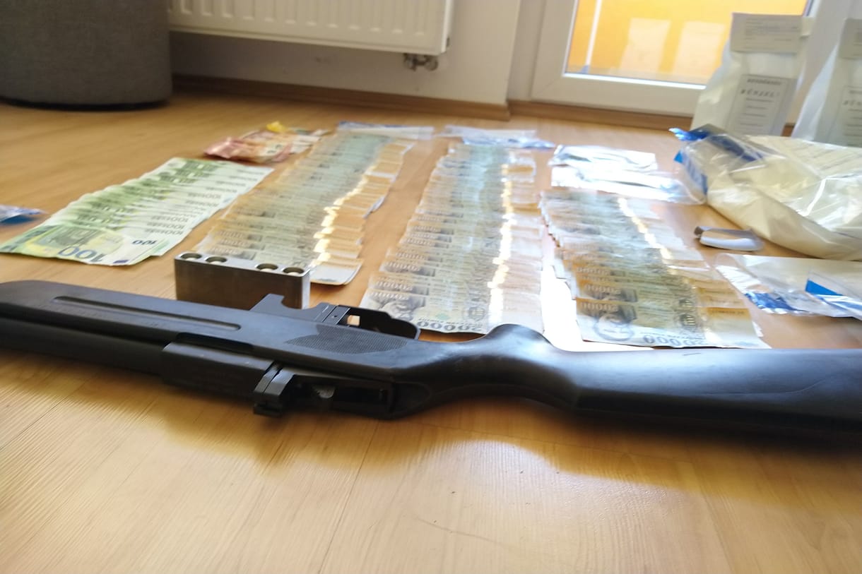 Hatvan helyszínen csaptak le a NAV-osok egy adócsaló bandára