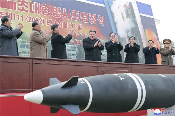 Kim Dzsong Un több nukleáris robbanófejet akar