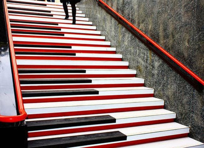 Street art percek: a város vidám melódiái