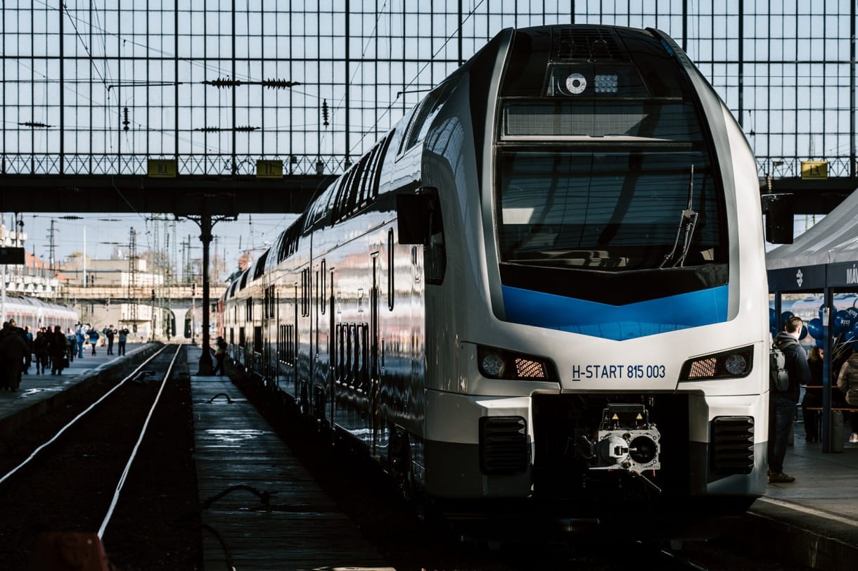 Valaki máris összefirkálta a MÁV legújabb motorvonatát