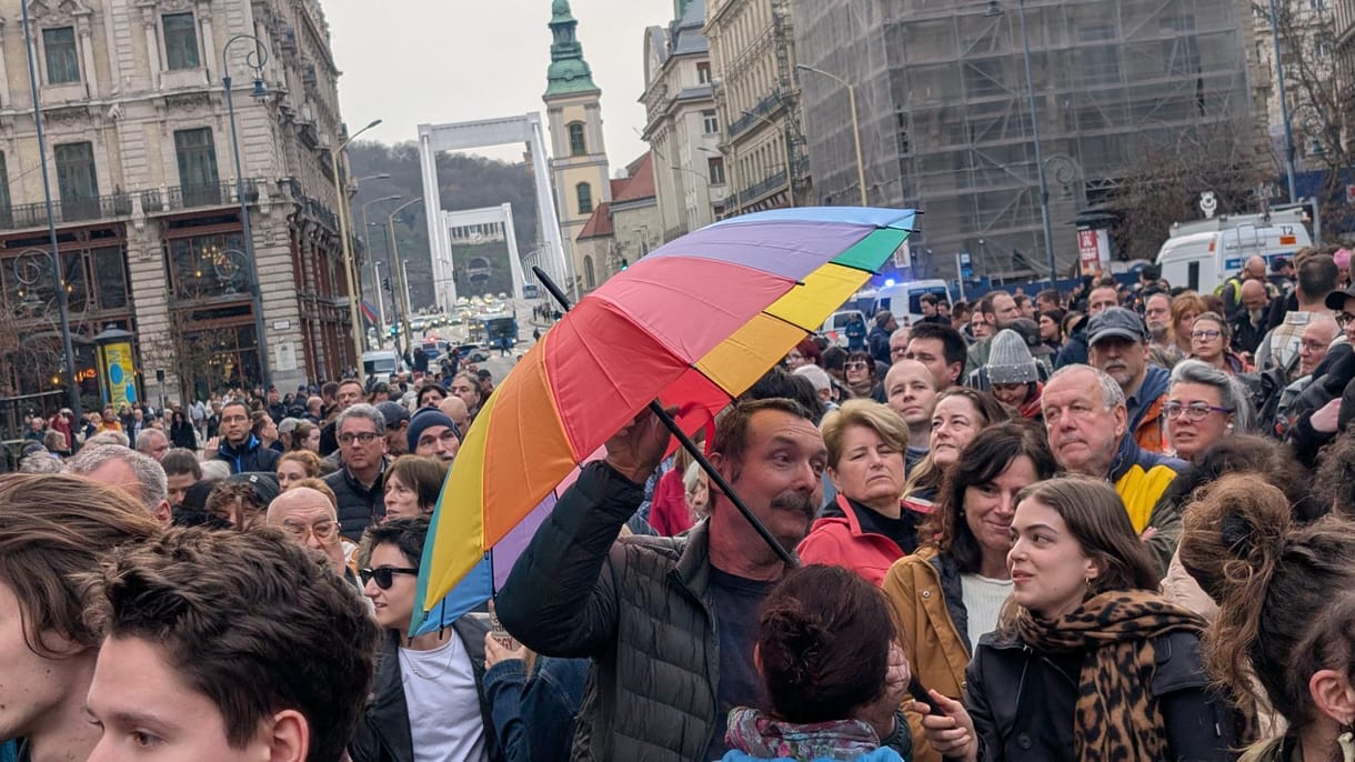Hadházy szerint a rendőrség „arrébb tolta” a tüntetést, hogy ne látszódjon, milyen sokan vannak
