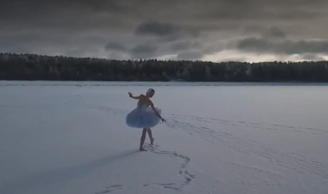 A Finn-öböl jegén táncolta el a hattyú halálát egy orosz balerina – videó