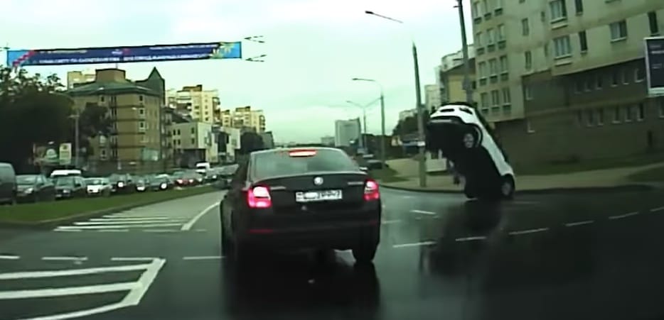 Mintha szellemautóval ütközött volna, levegőbe emelkedett a kocsi hátulja – videó