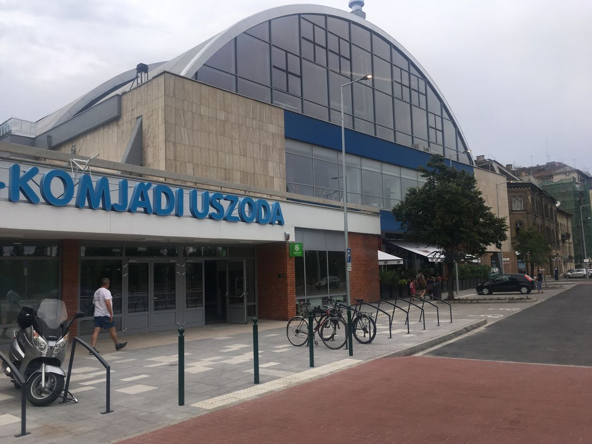 Baj van a 3,8 milliárdért felújított Komjádi-uszodával