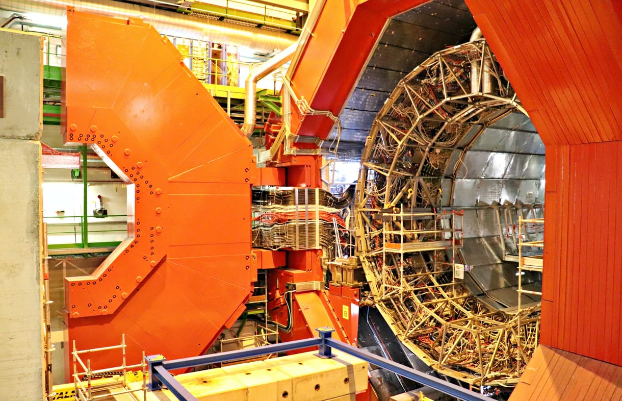 Délelőtt bejelentette 3 új részecske felfedezését a CERN, délutánra már meg is jelentek az összeesküvés-elméletek