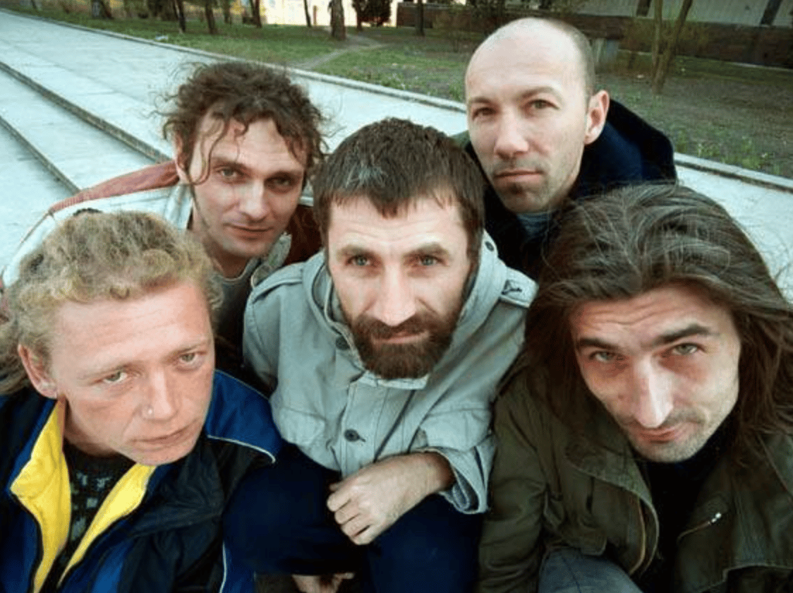 Fedél nélkül él a legendás punk zenekar egykori frontembere – gyűjtés indult érte
