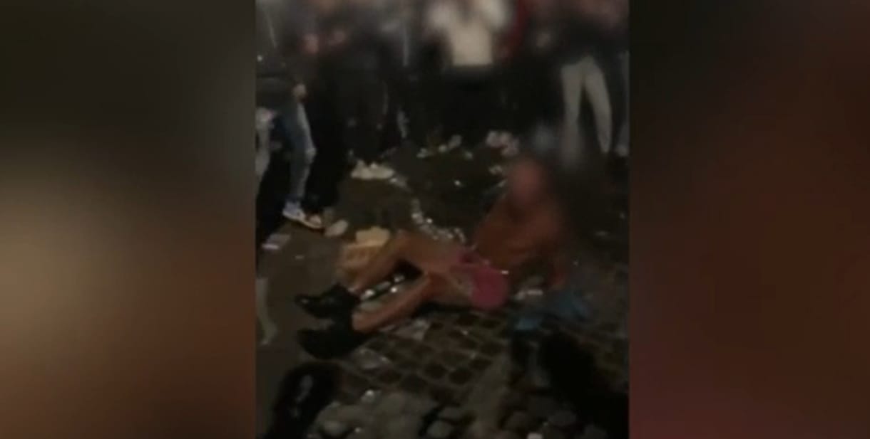 Letaglózó videó készült arról, hogy Róma belvárosában fiatal suhancok majdnem agyonrugdosnak egy férfit