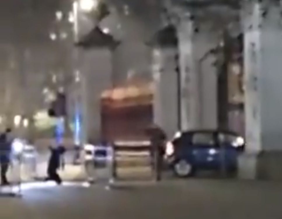 Nekihajtott a Buckingham-palota kapujának egy autó Londonban - videóval